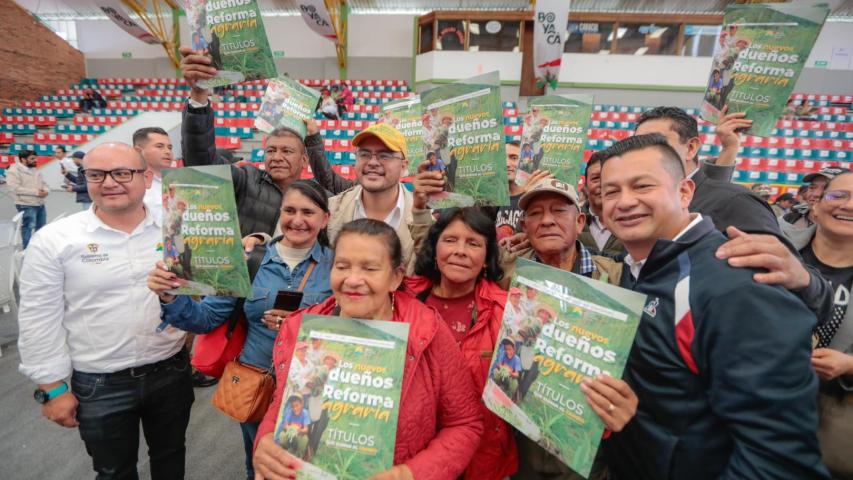 Más de 2.000 familias campesinas reciben títulos de tierra en Boyacá