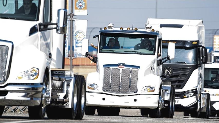 Ministra de Transporte anuncia primer corredor eléctrico para vehículos de carga en Colombia