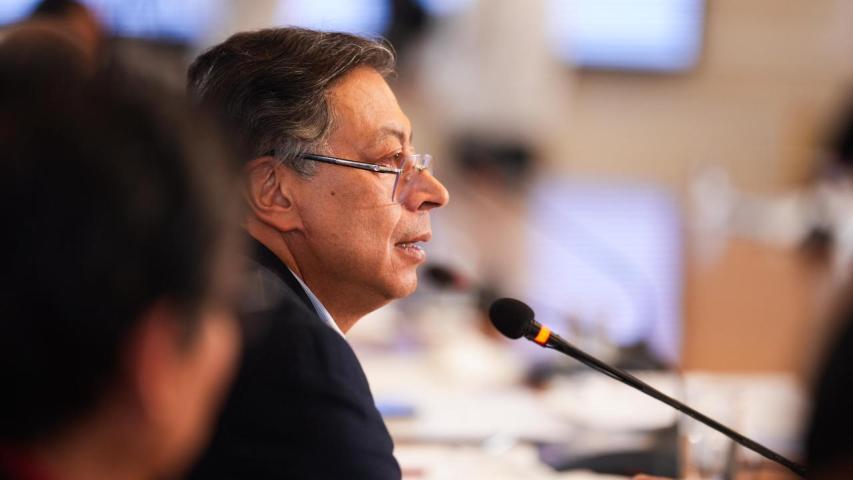 Presidente Petro denuncia ataque armado al vehículo del senador Alexander López en la vía Panamericana