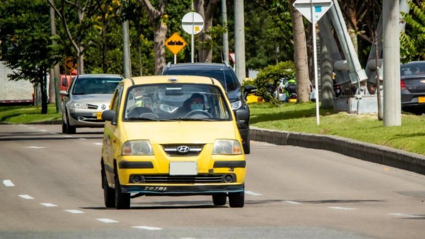 Gobierno ofrece dinero para renovar taxis eléctricos en Colombia